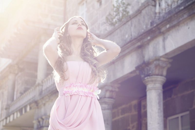 vestido corto de fiesta drapeado escote palabra de honor rosa palo invitada boda arimoka